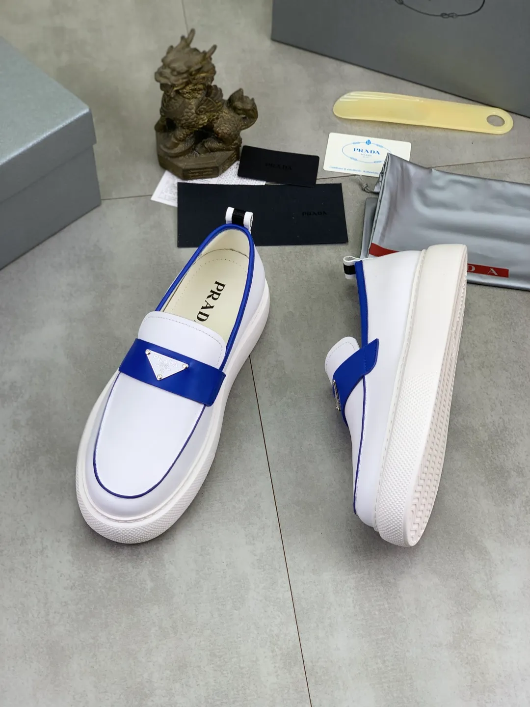 Men's Men's Shoes 💰P560 💰【New Style】 The latest model of high-quality PRADA classic men's shoes has been launched on the official website in 1:1 copy, synchronized in Hong Kong and on the same catwalk; all made of calfskin➕imported cowhide lining, 🍡🍡original rubber outsole, non-slip and wear-resistant; comfortable on the feet, attractive style, fine workmanship, and simple and neat shoe lasts, showing the courage and toughness of men, 👍sizes 38 to 44 (45 can be customized) black and white Blue color🉑️choose